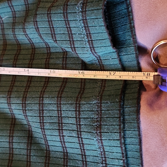 Lung sleeve crop top from Forever 21, size medium.  Like New condition - Picture 6 of 6